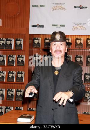 Carlos Santana ospita la firma di un libro del suo libro di memorie "The Universal Tone: Bringing My Story to Light" al Barnes & Noble di Las Vegas, Nevada - 4 novembre 2014 Foto Stock
