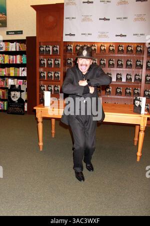 Carlos Santana ospita la firma di un libro del suo libro di memorie "The Universal Tone: Bringing My Story to Light" al Barnes & Noble di Las Vegas, Nevada - 4 novembre 2014 Foto Stock