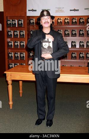 Carlos Santana ospita la firma di un libro del suo libro di memorie "The Universal Tone: Bringing My Story to Light" al Barnes & Noble di Las Vegas, Nevada - 4 novembre 2014 Foto Stock