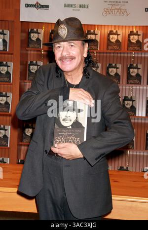 Carlos Santana ospita la firma di un libro del suo libro di memorie "The Universal Tone: Bringing My Story to Light" al Barnes & Noble di Las Vegas, Nevada - 4 novembre 2014 Foto Stock