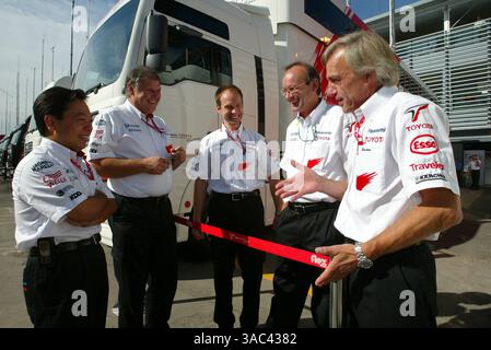Norbert Kreyer (GER) Senior General Manager di Race and test Engineering e Gustav Brunner (AUT) Toyota Chief Designer condividono uno scherzo con gli altri membri del team Toyota..Formula 1 World Championship, Rd14, Italian Grand Prix, Monza, Italia, 12 settembre 2003..IMMAGINE DIGITALE (immagine di credito: ©Sutton Motorsports/ZUMA Press) Foto Stock