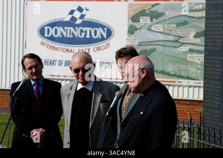Da L a R): Ospite, Simon Taylor con il proprietario di Donington Park, Tom Wheatcroft, suo figlio, Kevin Wheatcroft e Canon Webber..Ayrton Senna vince il Gran Premio d'Europa 10° anniversario 1993-2003, Donington Park, Inghilterra, 11 aprile 2003..IMMAGINE DIGITALE (Credit Image: ©Sutton Motorsports/ZUMA Press) Foto Stock