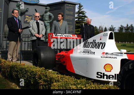 Da L a R): Ospite, Simon Taylor con il proprietario di Donington Park, Tom Wheatcroft, suo figlio, Kevin Wheatcroft e Canon Webber..Ayrton Senna vince il Gran Premio d'Europa 10° anniversario 1993-2003, Donington Park, Inghilterra, 11 aprile 2003..IMMAGINE DIGITALE (Credit Image: ©Sutton Motorsports/ZUMA Press) Foto Stock