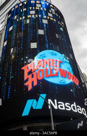 Vista verso l'alto del NASDAQ Electronic Billboard in Times Square pubblicità Planet Hollywood, 2025, New York City, USA Foto Stock