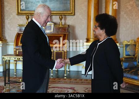 Re Carlo III riceve l'alto Commissario della Papua nuova Guinea, Betty Palaso, durante un'udienza privata a Buckingham Palace, Londra. Data foto: Giovedì 3 aprile 2025. Foto Stock