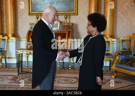 Re Carlo III riceve l'alto Commissario della Papua nuova Guinea, Betty Palaso, durante un'udienza privata a Buckingham Palace, Londra. Data foto: Giovedì 3 aprile 2025. Foto Stock