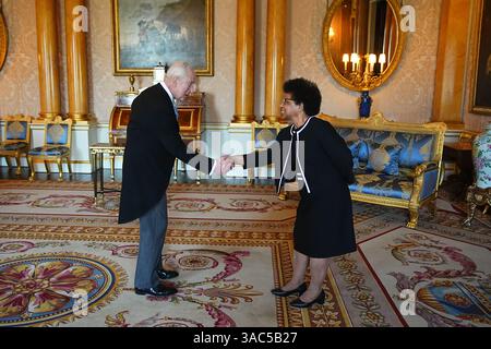 Re Carlo III riceve l'alto Commissario della Papua nuova Guinea, Betty Palaso, durante un'udienza privata a Buckingham Palace, Londra. Data foto: Giovedì 3 aprile 2025. Foto Stock