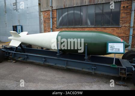 Vecchia bomba d'epoca della seconda guerra mondiale da 12000 libbre "Tall Boy" ("terremoto") del 1944/1945, progettata da Barnes Wallis in mostra nel museo di Brooklands, Surrey. REGNO UNITO. (139) Foto Stock