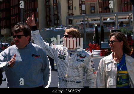 Norbert Haug (GER) Mercedes Boss con Mika Hakkinen (fin) e moglie Erja Hakkinen (fin)..Campionato del mondo di Formula 1, Gran Premio di Monaco, Rd 5, Monte Carlo, Monaco. 11 maggio 1997. (Immagine di credito: ©Sutton Motorsports/ZUMA Press) Foto Stock