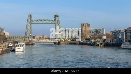 Il Hef è il nome popolare per il Koningshavenbrug, un ponte ferroviario che attraversa Koningshaven. Foto Stock