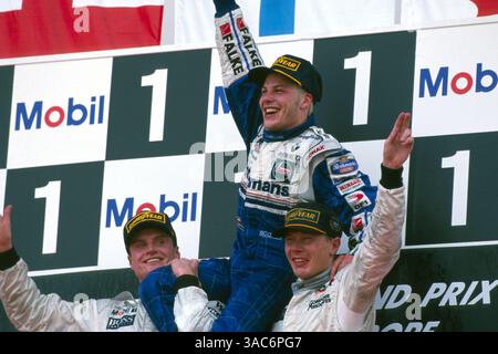 Jacques Villeneuve (CAN) Williams festeggia la sua vittoria sul podio..GP europeo, Jerez, Spagna, 26 ottobre 1997 (Credit Image: ©Sutton Motorsports/ZUMA Press) Foto Stock