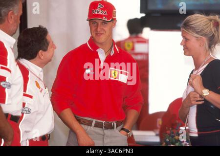 Michael Schumacher (GER) Ferraricon sua moglie, Corinna e Jean Todt (fra) Ferrari...Campionato del mondo di Formula 1, Gran Premio di Germania, Hockenheim, Germania, 2 agosto 1998. (Immagine di credito: ©Sutton Motorsports/ZUMA Press) Foto Stock