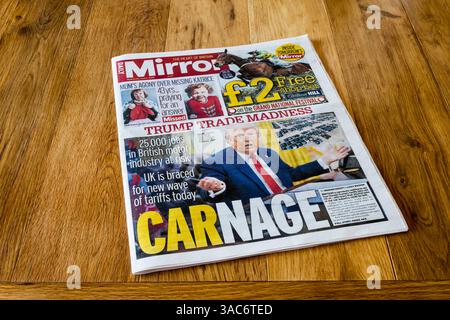 2 aprile 2025. Daily Mirror mette in evidenza i pericoli per l'industria automobilistica britannica derivanti dalle tariffe statunitensi con il titolo in prima pagina Trump Trade Madness. Carneficina. Foto Stock