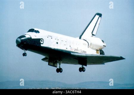 14 aprile 1984 - Antelope Valley, CA, USA - lo Space Shuttle Columbia, il primo di quattro veicoli riutilizzabili del programma spaziale statunitense, atterra nella base aerea di Edwards dopo il suo primo volo di prova completo nell'aprile 1981. Lo Space Shuttle Columbia è stato il primo Space Shuttle della flotta orbitale della NASA. La sua prima missione, STS-1, durò dal 12 aprile al 14 aprile 1981. (Immagine di credito: © Keystone/Keystone Pressedienst/ZUMA Press) Foto Stock