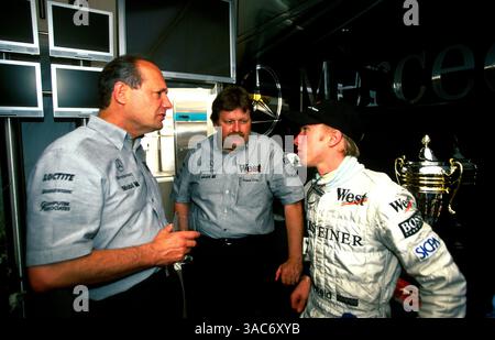 Capo del team McLaren, Ron Dennis (GBR) con il direttore di Mercedes Motorsport Norbert Haug (GER) e F3000 West Competition e il collaudatore McLaren, Nick Heidfeld (GER)..Gran Premio di Spagna, Barcellona, Spagna, 12 settembre 1999..IMMAGINE migliore (Credit Image: ©Sutton Motorsports/ZUMA Press) Foto Stock