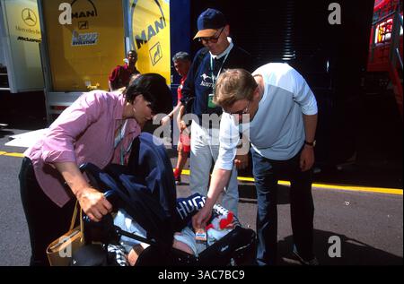 Da sinistra a destra: Erja Hakkinen, Baby Hugo Hakkinen e Mika Hakkinen (fin) McLaren Mercedes MP4-16..Gran Premio di Monaco, Monte Carlo, 27 maggio 2001..IMMAGINE migliore (Credit Image: ©Sutton Motorsports/ZUMA Press) Foto Stock