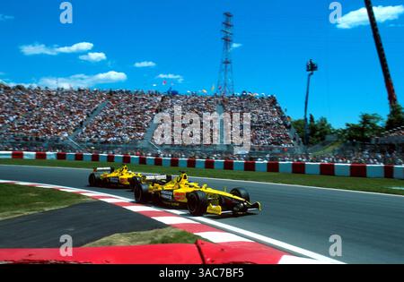 Jarno Trulli (ITA) Jordan Honda EJ11 guida il compagno di squadra Ricardo Zonta (BRA), che ha sostituito Heinz-Harald Frentzen (GER) dopo le sessioni del venerdì, quando il tedesco sentiva che gli effetti del suo incidente nel Principato di Monaco due settimane prima lo stavano ancora colpendo. ..Gran Premio del Canada, Montreal, 10 giugno 2001...migliore IMMAGINE (immagine di credito: ©Sutton Motorsports/ZUMA Press) Foto Stock