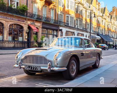 Classic 1960s Aston Martin DB5 auto parcheggiata a Mount Street, Mayfair, Londra, Regno Unito Foto Stock