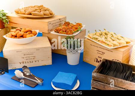 Mosca Russia - agosto 25 2023 - stuzzichini assortiti tra cui panini, croissant, muffin e involtini disposti su un tavolo decorativo a buffet con Foto Stock