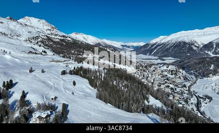 Mattina a Saint Moritz. Vista della valle di Sankt Moritz durante la stagione invernale in Svizzera. Foto Stock
