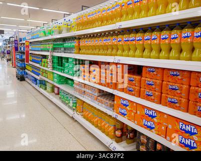 Bibite analcoliche sugli scaffali del supermercato Sainsbury's, Regno Unito Foto Stock