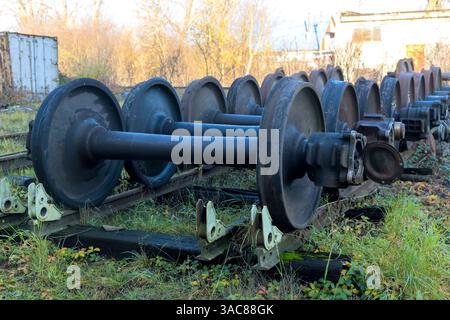 Le vecchie ruote del treno poggiano su supporti in un deposito deserto, in attesa di ispezione è in fase di restauro Foto Stock