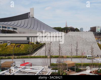 TOKYO, GIAPPONE - 18 marzo 2025: Dettaglio dello Yoyogi National Stadium Gymnasium, una sede olimpica del 1964 e del 2020, e dello Yoyogi Park. Foto Stock
