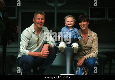 Da L a R: Mika Hakkinen (fin) Hugo Hakkinen (fin) ed Erja Hakkinen (fin). Questa è stata la prima visita delle famiglie ad un GP nel 2002. Rd 7, Gran Premio di Monaco, Monte Carlo. 26 maggio 2002..IMMAGINE migliore (immagine di credito: ©Sutton Motorsports/ZUMA Press) Foto Stock