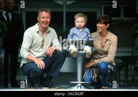 L-R: Mika Hakkinen (fin), suo figlio Hugo Hakkinen (fin) e sua moglie Erja Hakkinen (fin) visitarono il Gran Premio di Monaco..Monaco Grand Prix, RD7, Monte Carlo, Monaco. 26 maggio 2002..IMMAGINE migliore (immagine di credito: ©Sutton Motorsports/ZUMA Press) Foto Stock