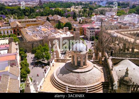 Vista dall'alto del palazzo reale dell'Alcazar e dei tetti della cattedrale, vista dal campanile della Giralda. Siviglia, Spagna Foto Stock