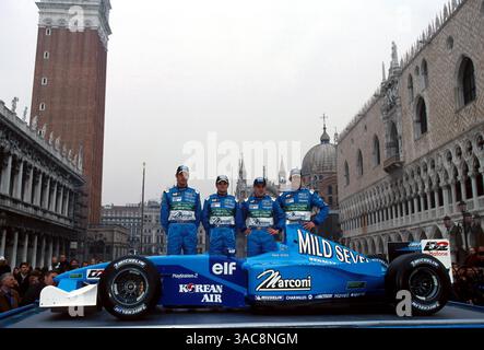 La Benetton B201 viene lanciata in Piazza San Marco nella pittoresca Venezia insieme ai piloti associati a Benetton per la prossima stagione (L-R): Jenson Button (GBR); Giancarlo Fisichella (ITA); Fernando Alonso (ESP) (contrattualmente Renault); Mark Webber (AUS)..Benetton Car Launch, Venezia, Italia, 6 febbraio 2001. (Immagine di credito: ©Sutton Motorsports/ZUMA Press) Foto Stock
