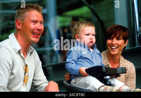 Da sinistra a destra: Mika Hakkinen (fin) Hugo Hakkinen (fin) e Erja Hakkinen (fin) . Gran Premio di Monaco, Monte Carlo, Monaco. 26 maggio 2002..IMMAGINE migliore (immagine di credito: ©Sutton Motorsports/ZUMA Press) Foto Stock