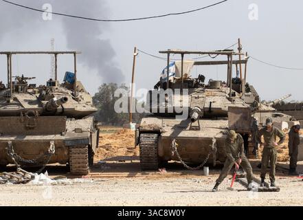 Israele meridionale, Israele. 3 aprile 2025. Un soldato israeliano lavora per riparare un carro armato IDF in un'area di sosta nel sud di Israele vicino al confine meridionale della Striscia di Gaza il 3 aprile 2025. Israele ha intensificato i combattimenti nel sud della Striscia di Gaza man mano che aumentano le zone di sicurezza all'interno della Striscia di Gaza, nel tentativo di aumentare la pressione su Hamas per liberare gli ostaggi israeliani detenuti dal 7 ottobre 2023. Foto di Jim Hollander/UPI credito: UPI/Alamy Live News Foto Stock