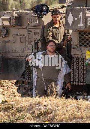 Israele meridionale, Israele. 3 aprile 2025. Il 3 aprile 2025, durante le preghiere mattutine all'interno di Israele meridionale in un'area di sosta lungo il confine meridionale della Striscia di Gaza, gli israeliani saldano al loro vettore di personale corazzato (APC). Israele ha intensificato i combattimenti nel sud della Striscia di Gaza man mano che aumentano le zone di sicurezza all'interno della Striscia di Gaza, nel tentativo di aumentare la pressione su Hamas per liberare gli ostaggi israeliani detenuti dal 7 ottobre 2023. Foto di Jim Hollander/UPI credito: UPI/Alamy Live News Foto Stock