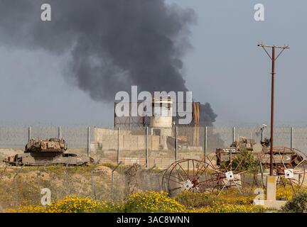 Israele meridionale, Israele. 3 aprile 2025. Un attacco dell'esercito israeliano nella Striscia di Gaza meridionale visto dall'interno di Israele meridionale, dove il carro armato IDF e l'APC si trovano nella zona di confine il 3 aprile 2025. Israele ha intensificato i combattimenti nel sud della Striscia di Gaza man mano che aumentano le zone di sicurezza all'interno della Striscia di Gaza, nel tentativo di aumentare la pressione su Hamas per liberare gli ostaggi israeliani detenuti dal 7 ottobre 2023. Foto di Jim Hollander/UPI credito: UPI/Alamy Live News Foto Stock