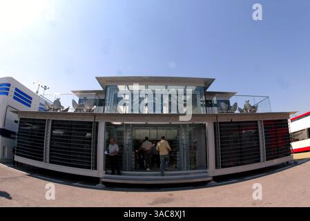 The McLaren Motorhome..Gran Premio di Spagna, Barcellona, 26 aprile 2002..IMMAGINE DIGITALE (Credit Image: ©Sutton Motorsports/ZUMA Press) Foto Stock