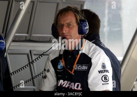 Dickie Stanford (GBR) Williams Team Manager sulla parete del box..Austrian Grand Prix, A1-Ring, 10 maggio 2002..IMMAGINE DIGITALE (Credit Image: ©Sutton Motorsports/ZUMA Press) Foto Stock