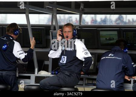 Dickie Stanford (GBR) Williams Team Manager sul pit wall..Gran Premio di Gran Bretagna, Silverstone, Inghilterra, 5 luglio 2002..IMMAGINE DIGITALE. (Immagine di credito: ©Sutton Motorsports/ZUMA Press) Foto Stock