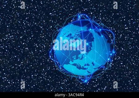 Satelliti che si muovono intorno al pianeta Terra lasciando orbite incandescenti nello spazio. Concetto di comunicazione globale e telecomunicazioni Foto Stock