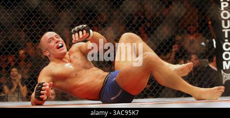 29 dicembre 2007 - Las Vegas, Nevada, Stati Uniti - UFC pugile GEORGES ST. PIERRE celebra la sua vittoria su Matt Hughes con un giro sul matt dopo il match per il titolo dei pesi welter UFC sabato 29 dicembre 2007 a Las Vegas, Nevada. St-Pierre ha vinto al secondo turno. (Immagine di credito: © Barry Sweet/ZUMA Press) Foto Stock