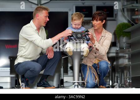 Ex campione del mondo Mika Hakkinen (fin), a sinistra, con suo figlio Hugo Hakkinen (fin), al centro, e sua moglie Erja Hakkinen, a destra..Monaco Grand Prix, Monte Carlo, Monaco, 23 maggio 2002..IMMAGINE DIGITALE (Credit Image: ©Sutton Motorsports/ZUMA Press) Foto Stock