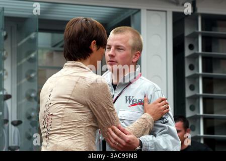Erja Hakkinen (fin), sinistra, parla con Kimi Raikkonen (fin) McLaren..Monaco Grand Prix, Monte Carlo, Monaco, 23 maggio 2002..IMMAGINE DIGITALE (Credit Image: ©Sutton Motorsports/ZUMA Press) Foto Stock