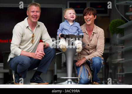 Ex campione del mondo Mika Hakkinen (fin), a sinistra, con suo figlio Hugo Hakkinen (fin), al centro, e sua moglie Erja Hakkinen, a destra..Monaco Grand Prix, Monte Carlo, Monaco, 23 maggio 2002..IMMAGINE DIGITALE (Credit Image: ©Sutton Motorsports/ZUMA Press) Foto Stock