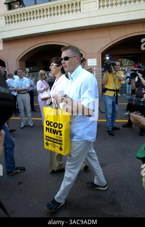Mika Hakkinen (fin) ed Erja Hakkinen (fin). Gran Premio di Monaco, Monte Carlo, Monaco, 26 maggio 2002. IMMAGINE DIGITALE. (Immagine di credito: ©Sutton Motorsports/ZUMA Press) Foto Stock