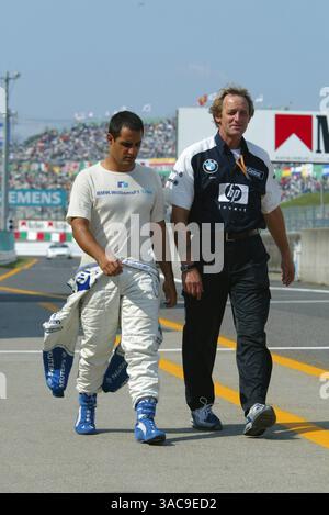 Da L a R): Juan Pablo Montoya (col) Williams con Dickie Stanford (GBR) Williams Team Manager..Japanese Grand Prix, Suzuka, 13 ottobre 2002..IMMAGINE DIGITALE (Credit Image: ©Sutton Motorsports/ZUMA Press) Foto Stock