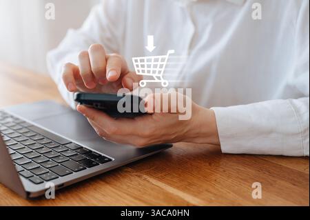 Donna con smartphone che visualizza un'interfaccia di un negozio online, che rappresenta l'e-commerce Foto Stock