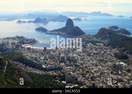 Rio de Janeiro, Brasile - Vista dal monte Corcovado sulla città verso il Pan di zucchero, la baia di Guanabara, la spiaggia di Botafogo e l'Oceano Atlantico Foto Stock