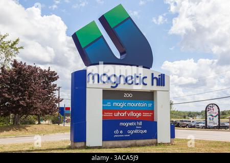 Segno di Magnetic Hill nella città di Moncton, New Brunswick, Canada. Magnetic Hill è stata una delle attrazioni turistiche più popolari del New Brunswick da allora Foto Stock