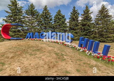 Segno di Magnetic Hill nella città di Moncton, New Brunswick, Canada. Magnetic Hill è stata una delle attrazioni turistiche più popolari del New Brunswick da allora Foto Stock