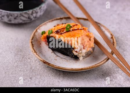 Torta di sushi al forno con bastoncini di surimi di granchio Foto Stock